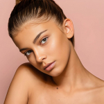Beauty look di fine estate 2026: blush, glitter e nuovi tagli